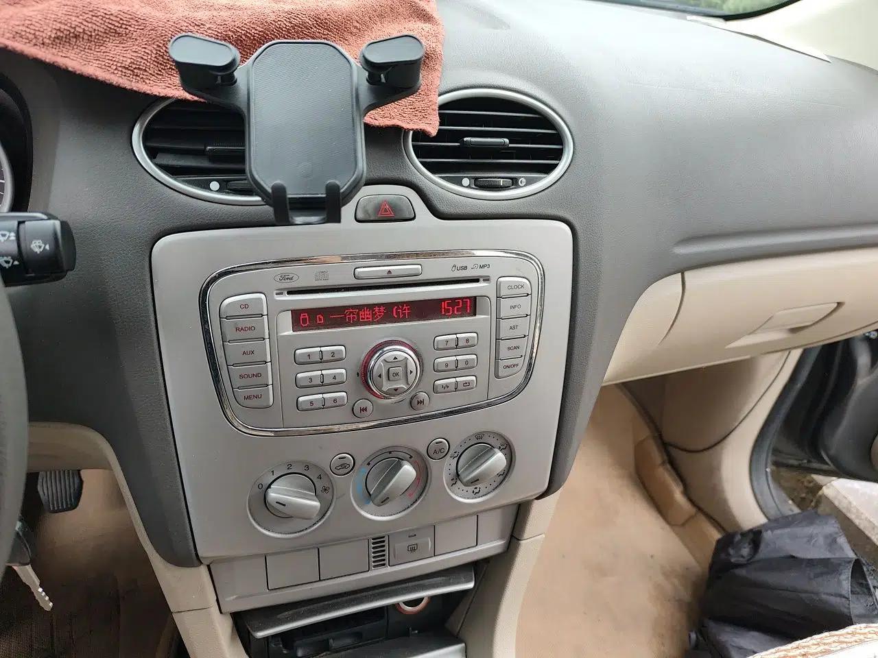 Ford Focus 2013 Sedan Classic 1.8L Manual Base Model — миниатюра 13