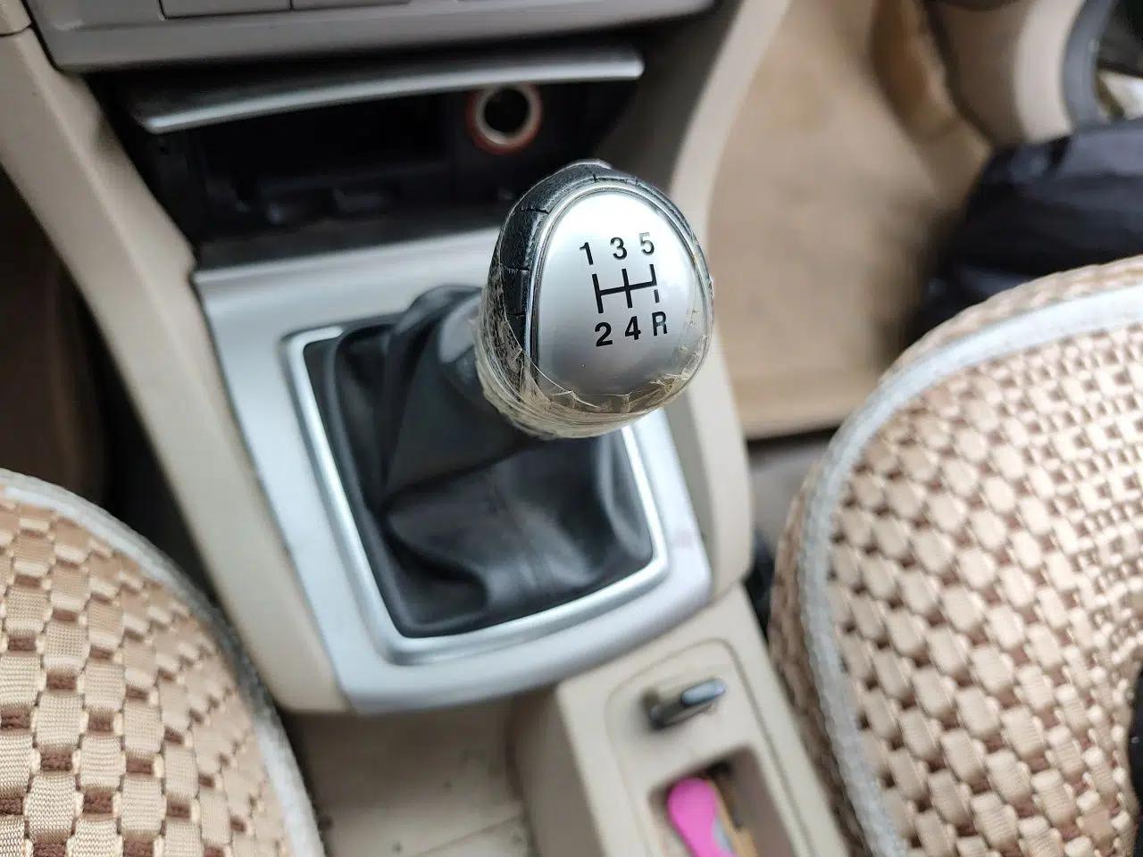 Ford Focus 2013 Sedan Classic 1.8L Manual Base Model — миниатюра 14