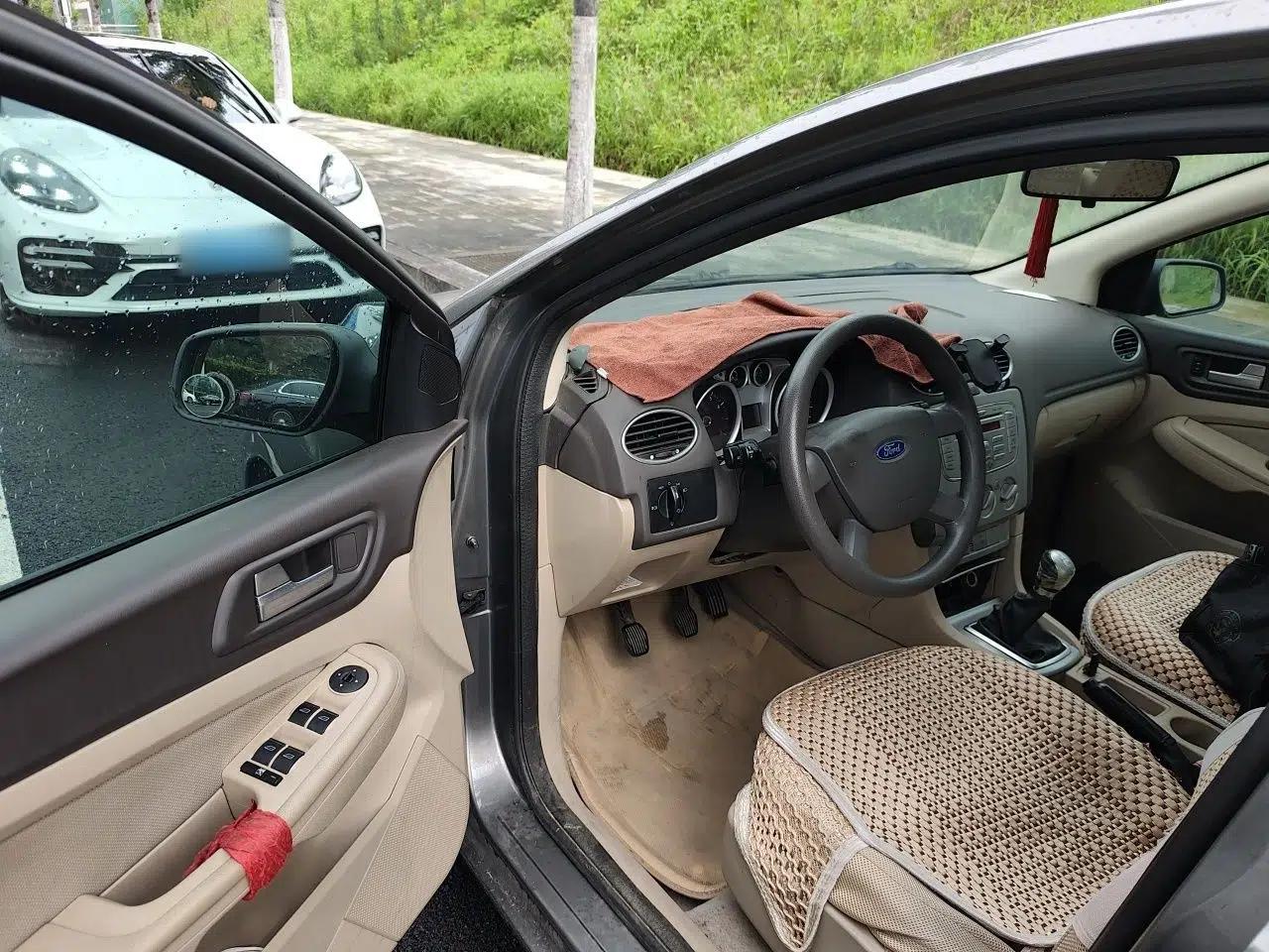 Ford Focus 2013 Sedan Classic 1.8L Manual Base Model — миниатюра 16