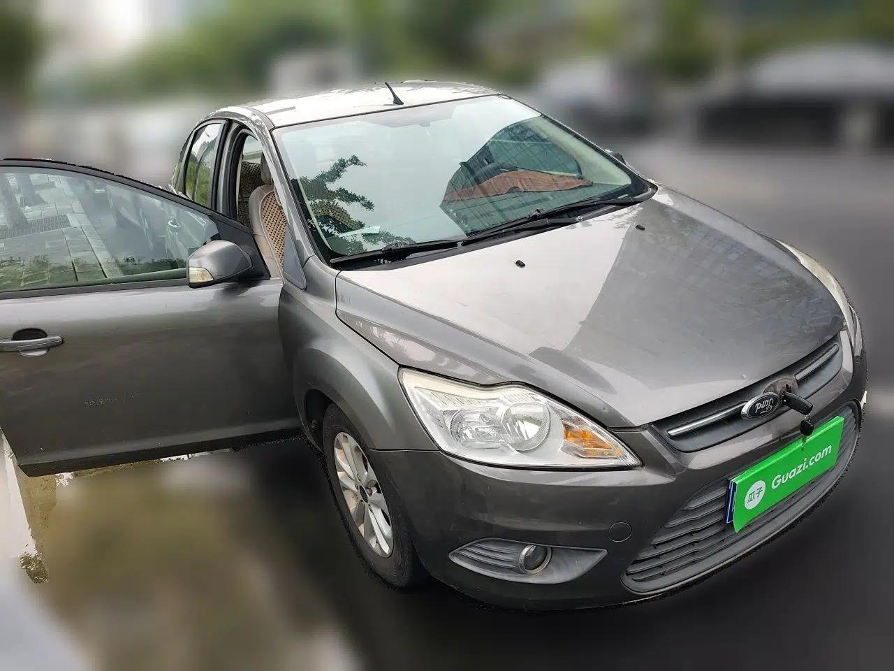 Ford Focus 2013 Sedan Classic 1.8L Manual Base Model — миниатюра 3