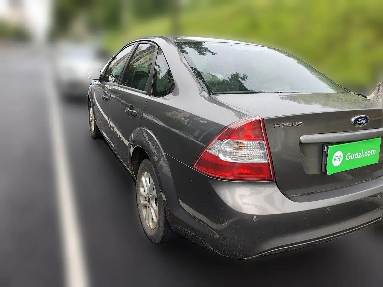 Ford Focus 2013 Sedan Classic 1.8L Manual Base Model — миниатюра 4