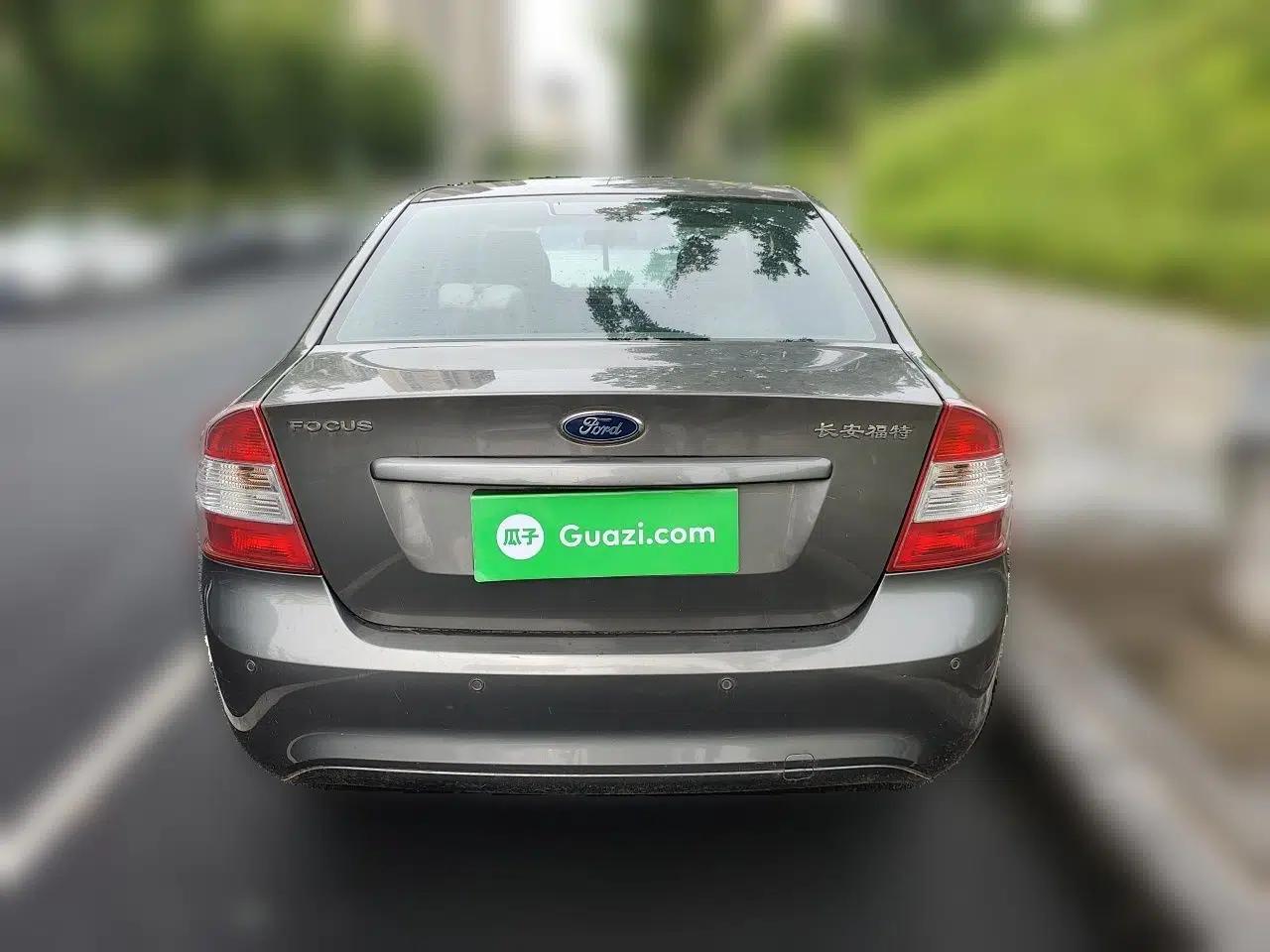 Ford Focus 2013 Sedan Classic 1.8L Manual Base Model — миниатюра 5