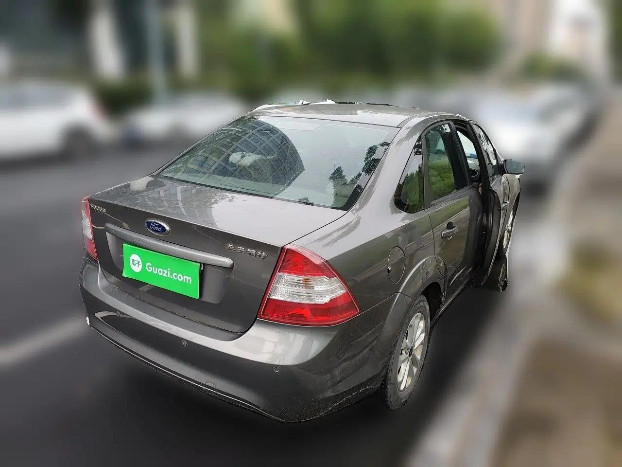 Ford Focus 2013 Sedan Classic 1.8L Manual Base Model — миниатюра 6