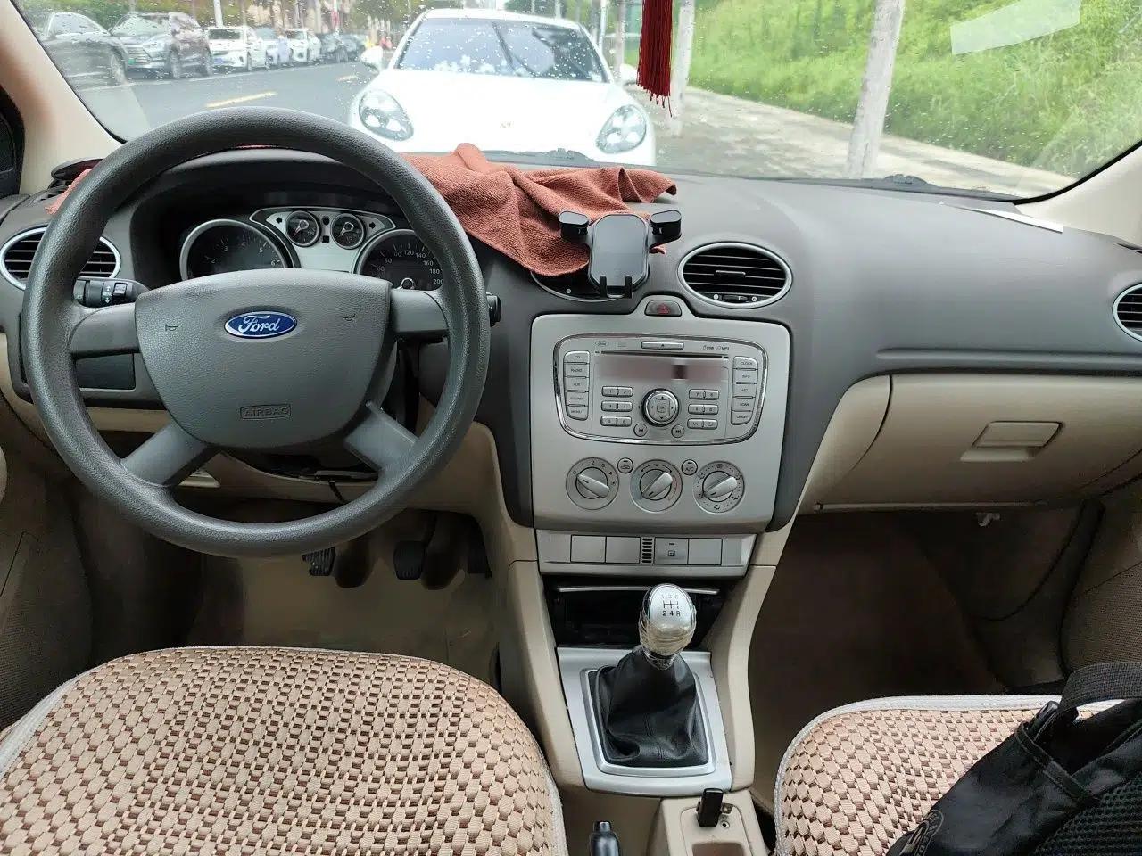 Ford Focus 2013 Sedan Classic 1.8L Manual Base Model — миниатюра 9