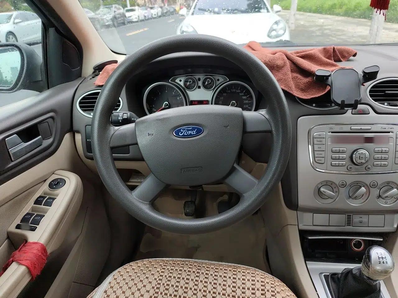 Ford Focus 2013 Sedan Classic 1.8L Manual Base Model — миниатюра 10