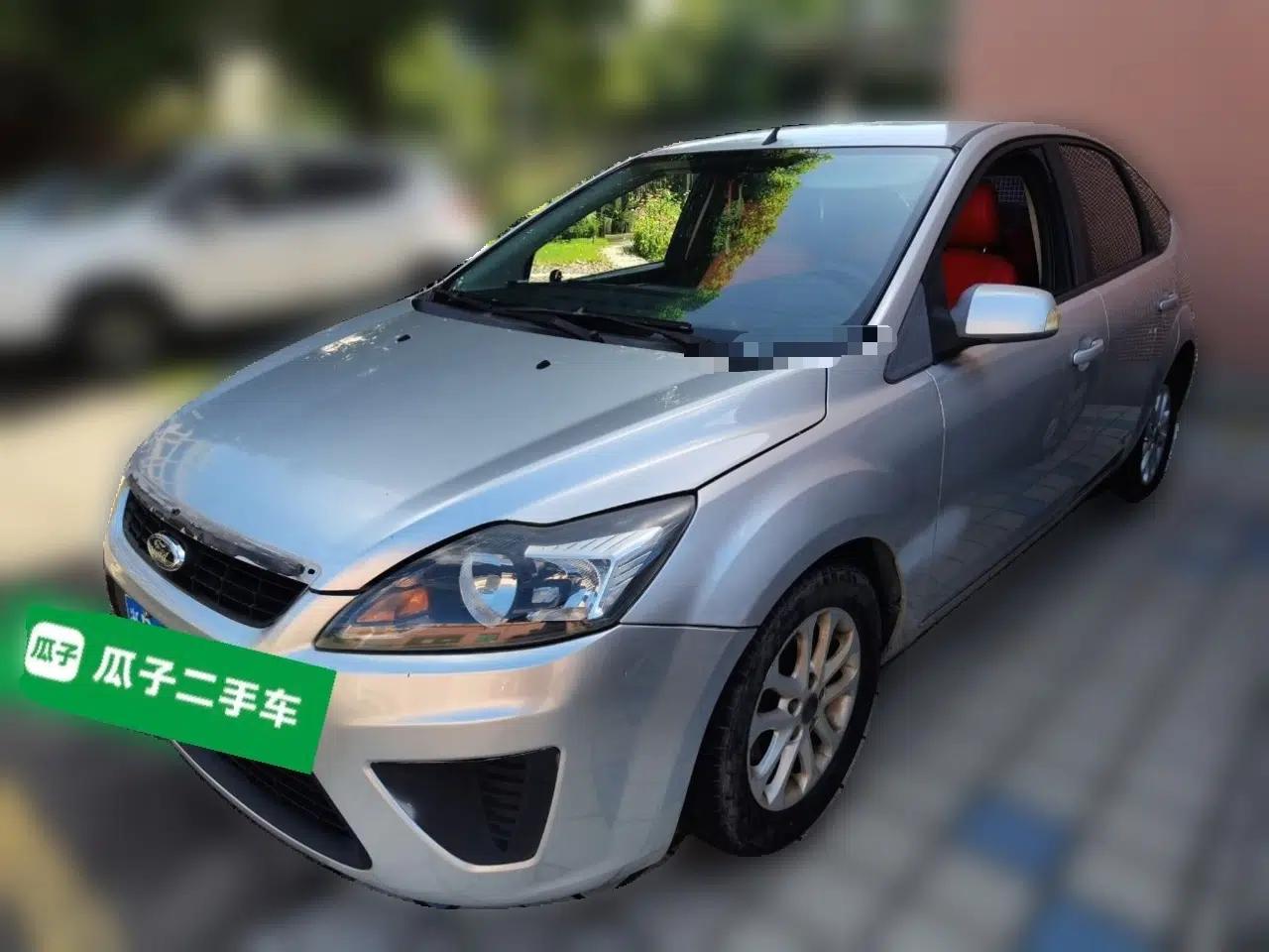 Ford Focus 2012 Hatchback Classic 1.8L Automatic Base Model — миниатюра 1