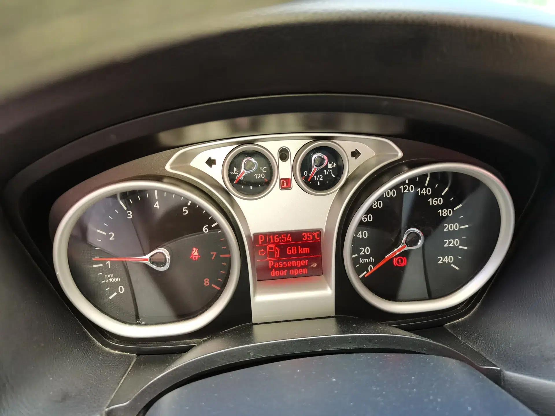 Ford Focus 2012 Hatchback Classic 1.8L Automatic Base Model — миниатюра 11