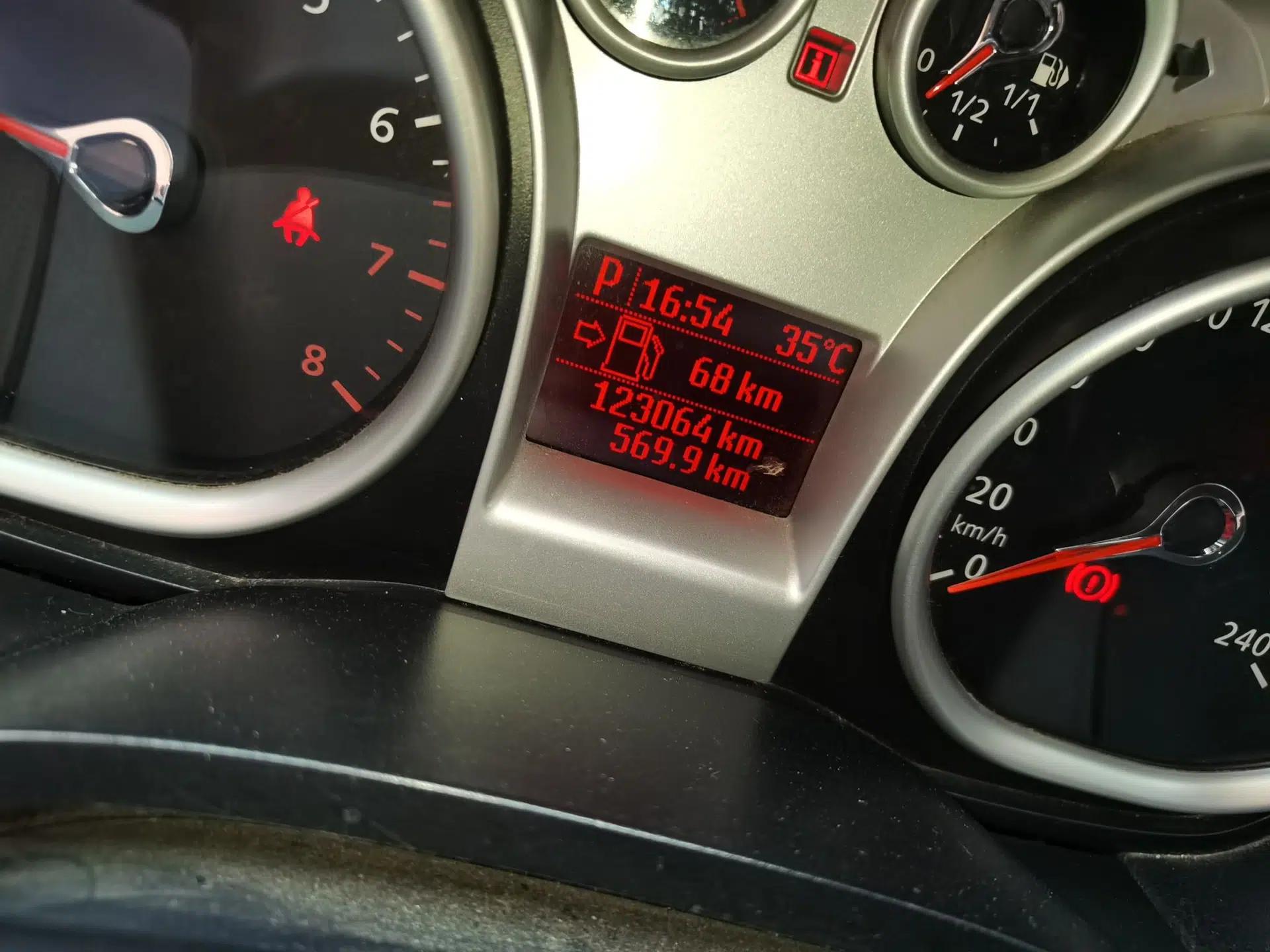 Ford Focus 2012 Hatchback Classic 1.8L Automatic Base Model — миниатюра 12