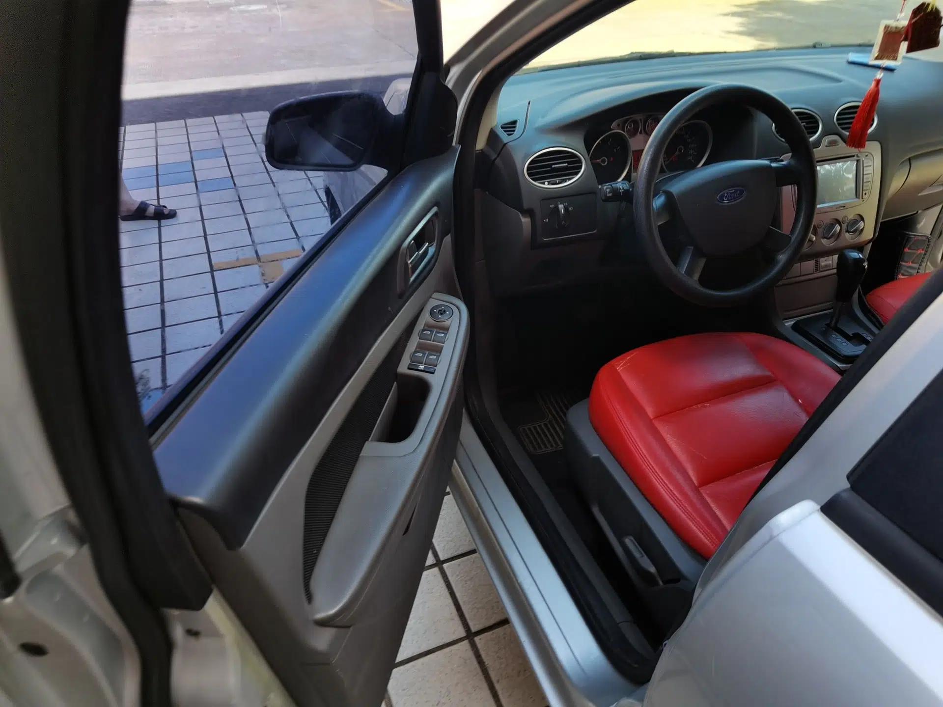 Ford Focus 2012 Hatchback Classic 1.8L Automatic Base Model — миниатюра 16