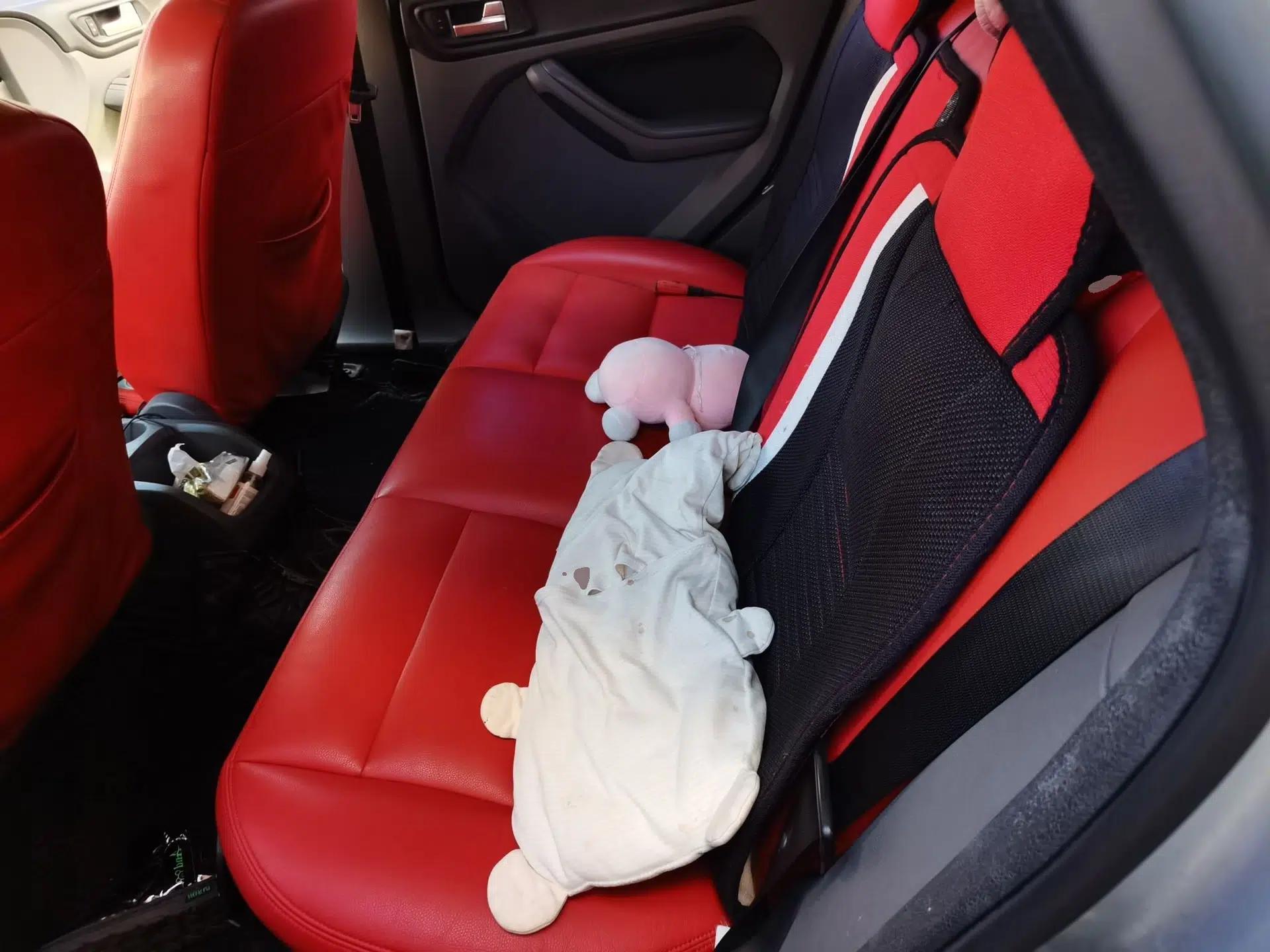 Ford Focus 2012 Hatchback Classic 1.8L Automatic Base Model — миниатюра 17