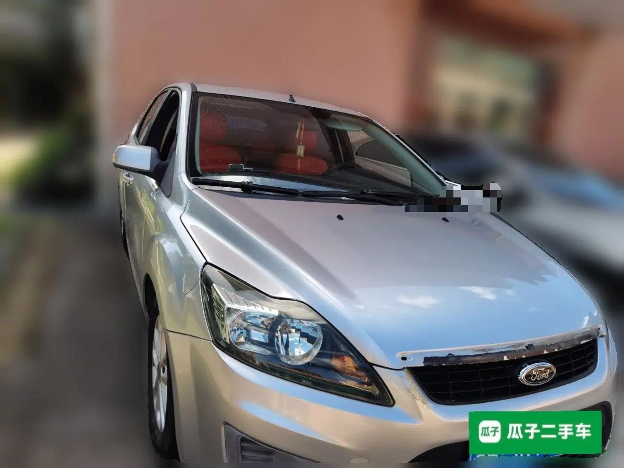 Ford Focus 2012 Hatchback Classic 1.8L Automatic Base Model — миниатюра 3