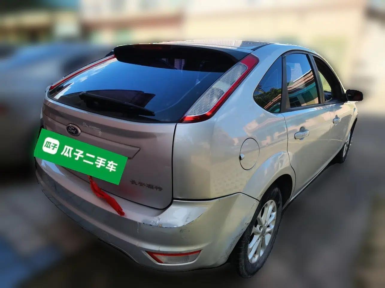 Ford Focus 2012 Hatchback Classic 1.8L Automatic Base Model — миниатюра 6