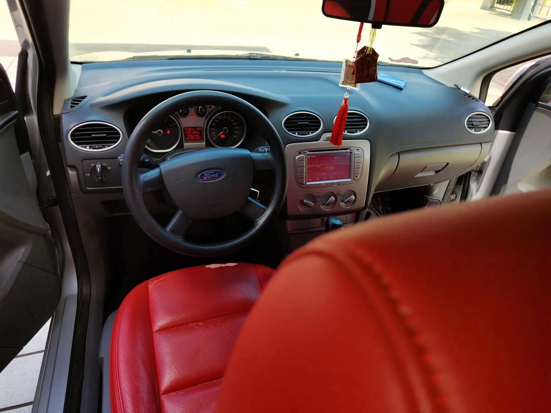 Ford Focus 2012 Hatchback Classic 1.8L Automatic Base Model — миниатюра 9