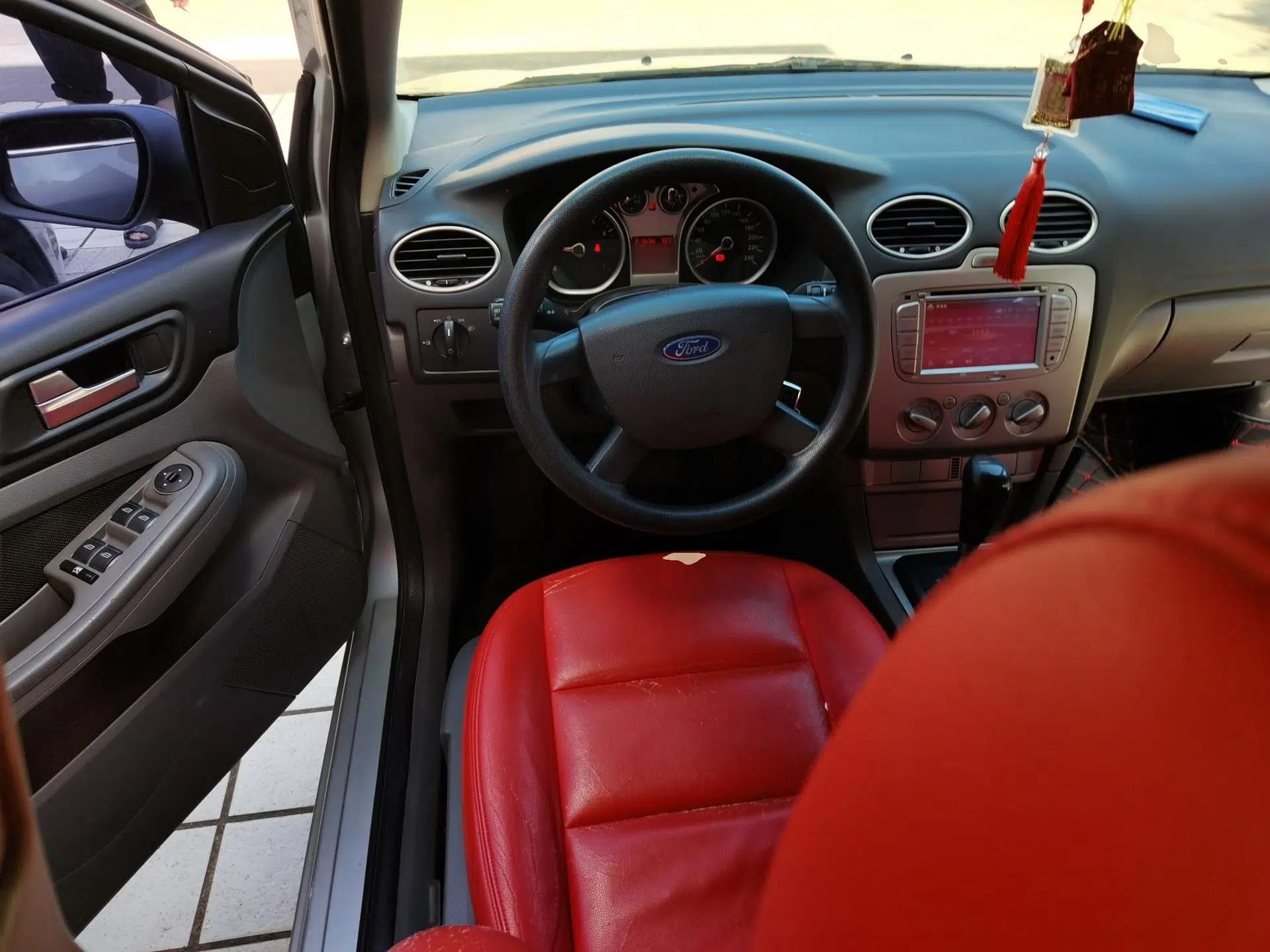 Ford Focus 2012 Hatchback Classic 1.8L Automatic Base Model — миниатюра 10