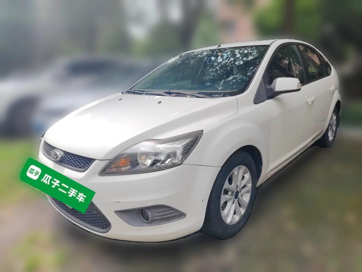 Ford Focus 2012 Hatchback Classic 1.8L Automatic Base Model — миниатюра 1