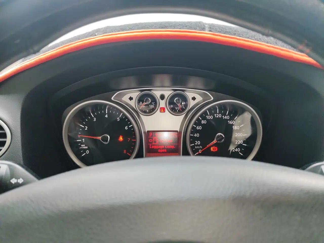 Ford Focus 2012 Hatchback Classic 1.8L Automatic Base Model — миниатюра 11
