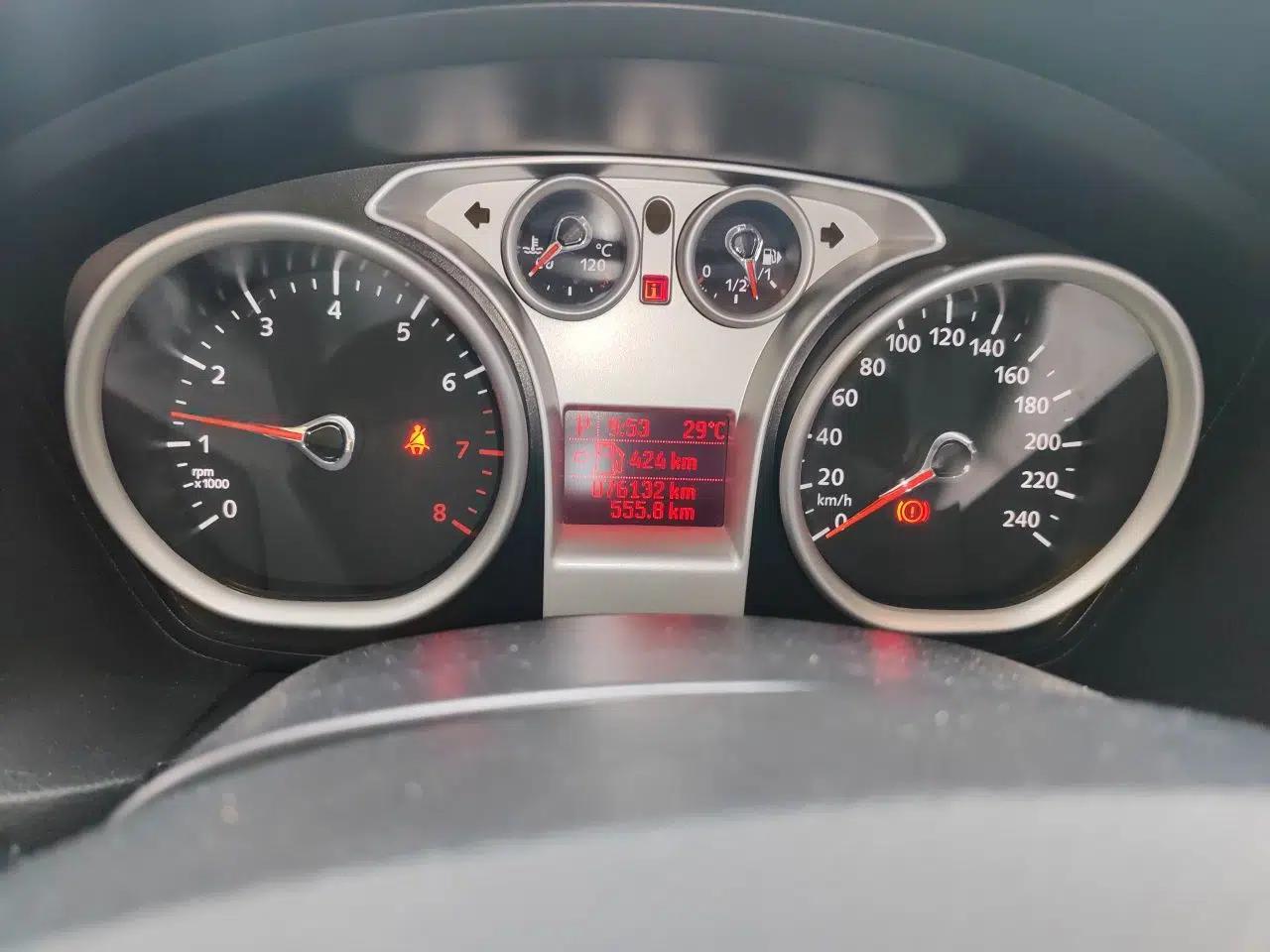 Ford Focus 2012 Hatchback Classic 1.8L Automatic Base Model — миниатюра 12
