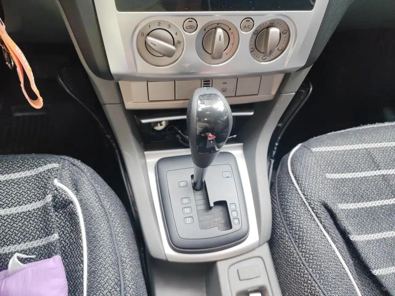 Ford Focus 2012 Hatchback Classic 1.8L Automatic Base Model — миниатюра 14