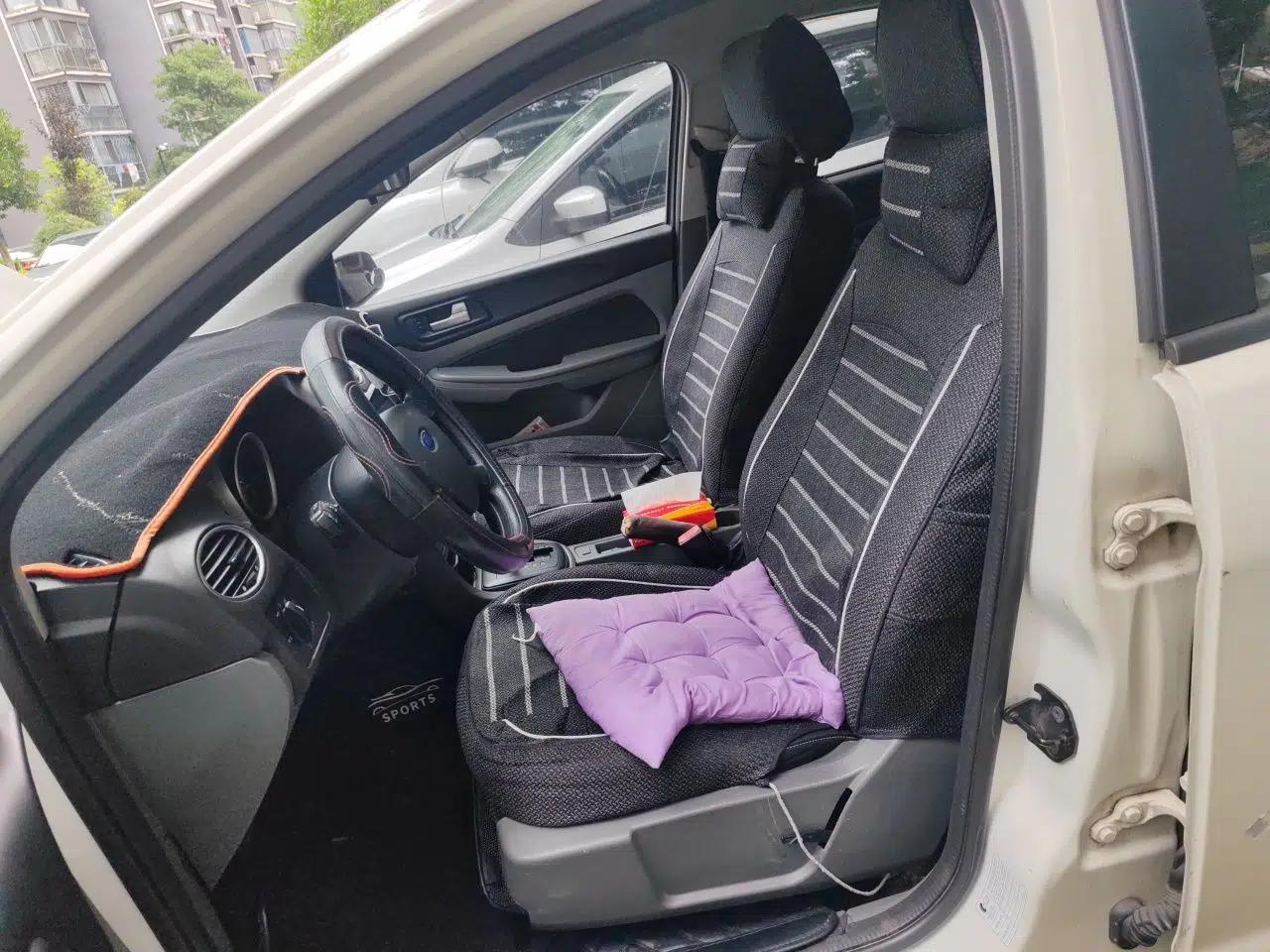 Ford Focus 2012 Hatchback Classic 1.8L Automatic Base Model — миниатюра 15