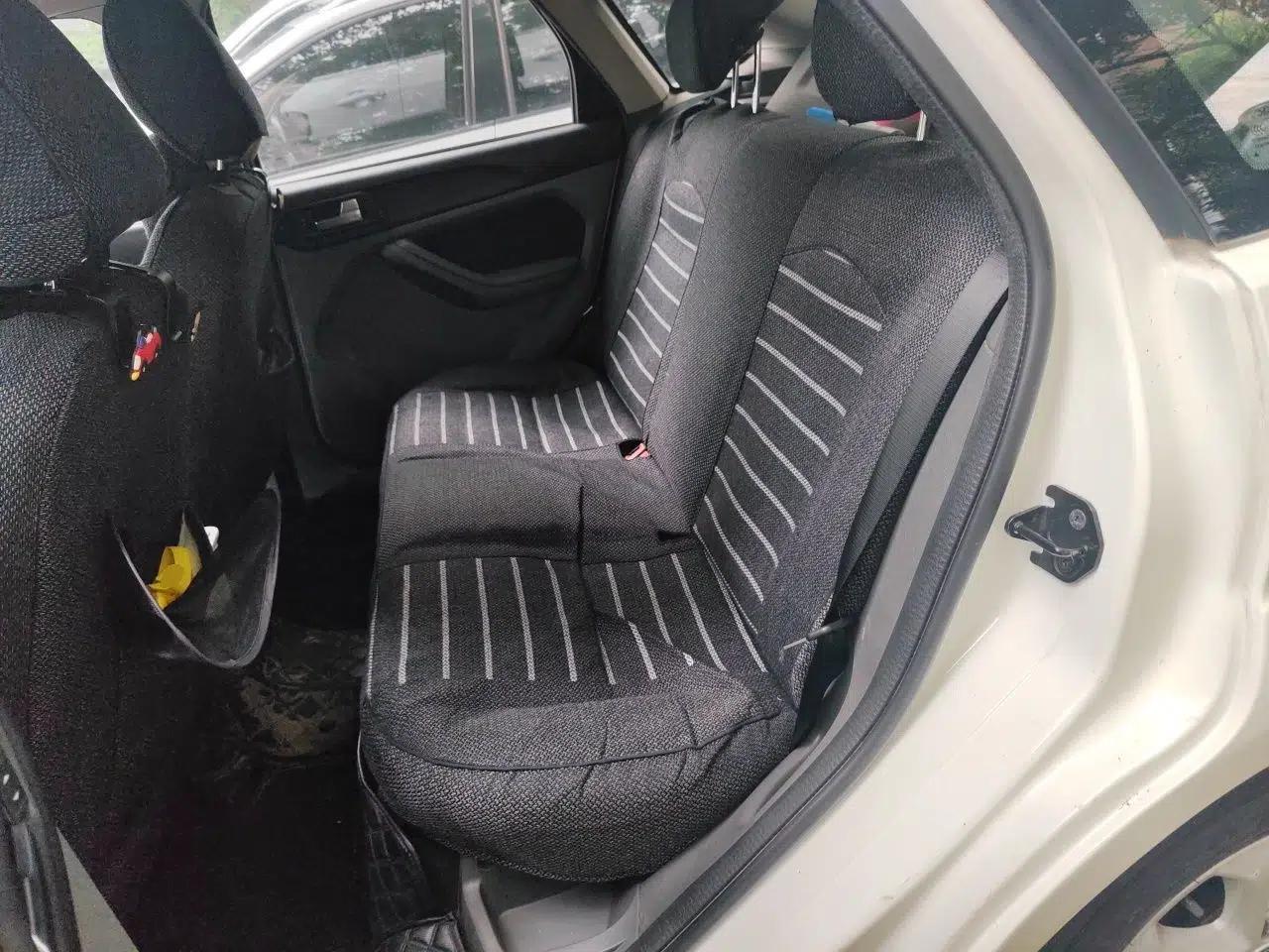Ford Focus 2012 Hatchback Classic 1.8L Automatic Base Model — миниатюра 17