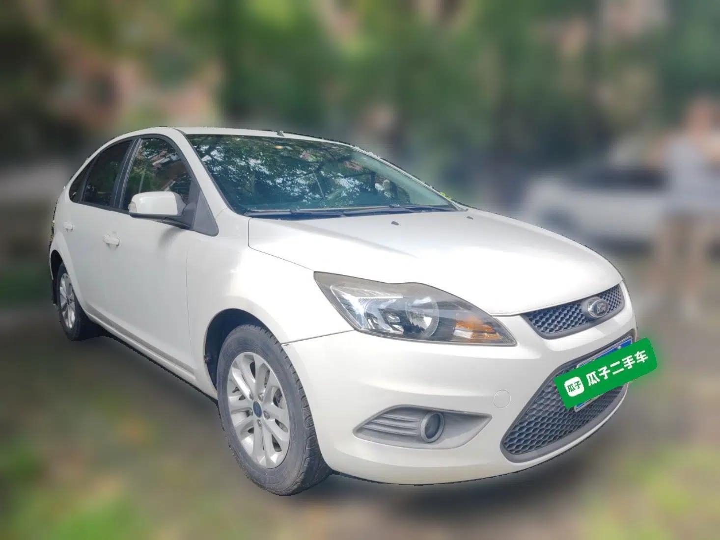 Ford Focus 2012 Hatchback Classic 1.8L Automatic Base Model — миниатюра 3