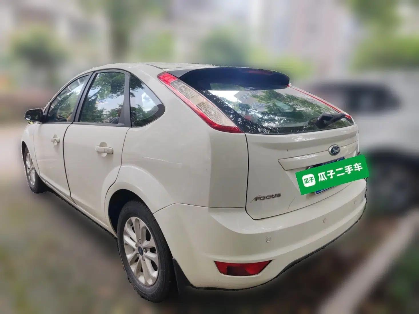 Ford Focus 2012 Hatchback Classic 1.8L Automatic Base Model — миниатюра 4
