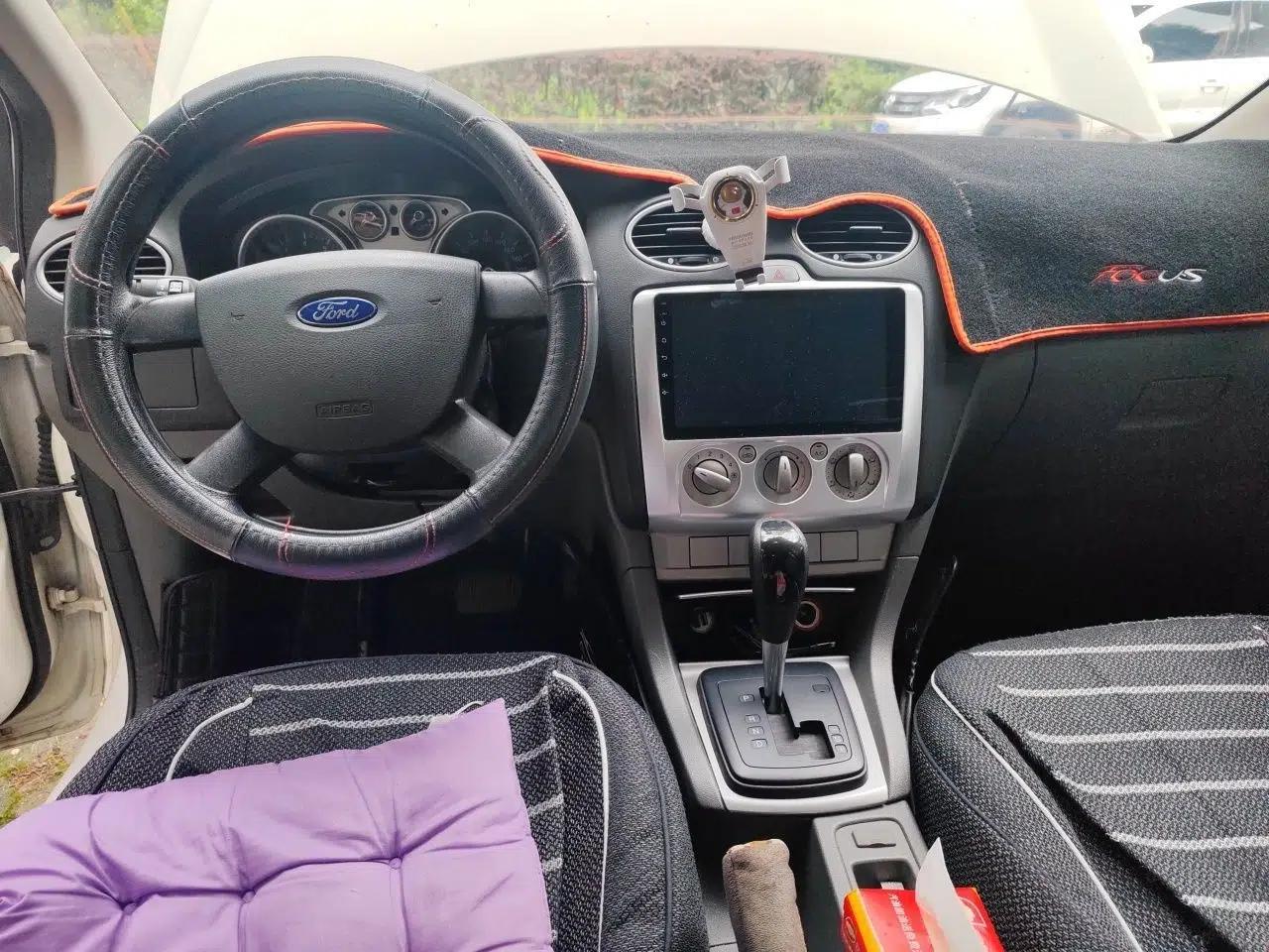 Ford Focus 2012 Hatchback Classic 1.8L Automatic Base Model — миниатюра 9