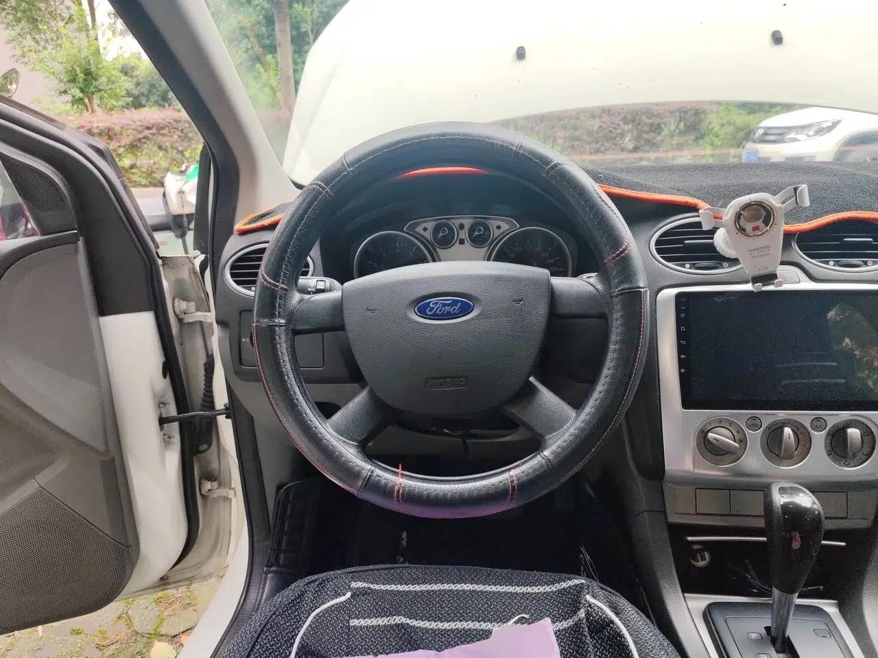 Ford Focus 2012 Hatchback Classic 1.8L Automatic Base Model — миниатюра 10