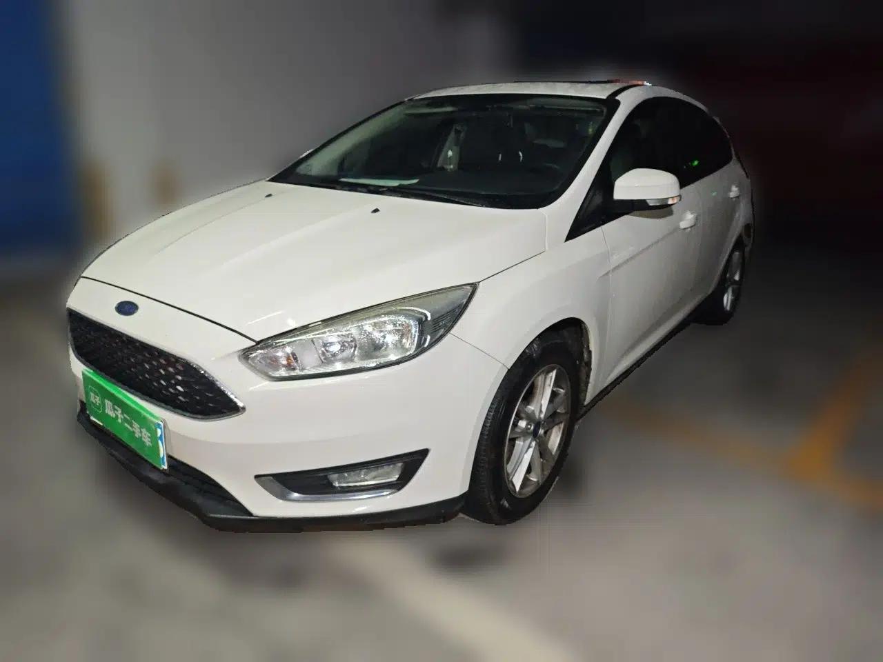 Ford Focus 2015 Hatchback 1.6L Automatic Fashion Edition — миниатюра 1