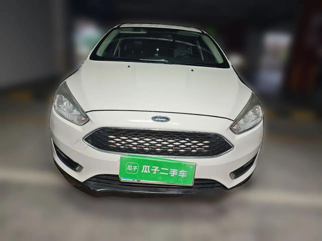 Ford Focus 2015 Hatchback 1.6L Automatic Fashion Edition — миниатюра 2