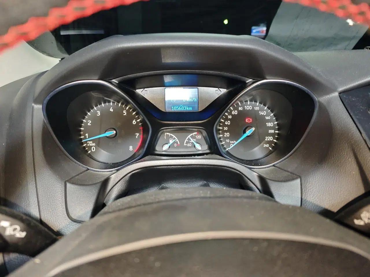 Ford Focus 2015 Hatchback 1.6L Automatic Fashion Edition — миниатюра 11