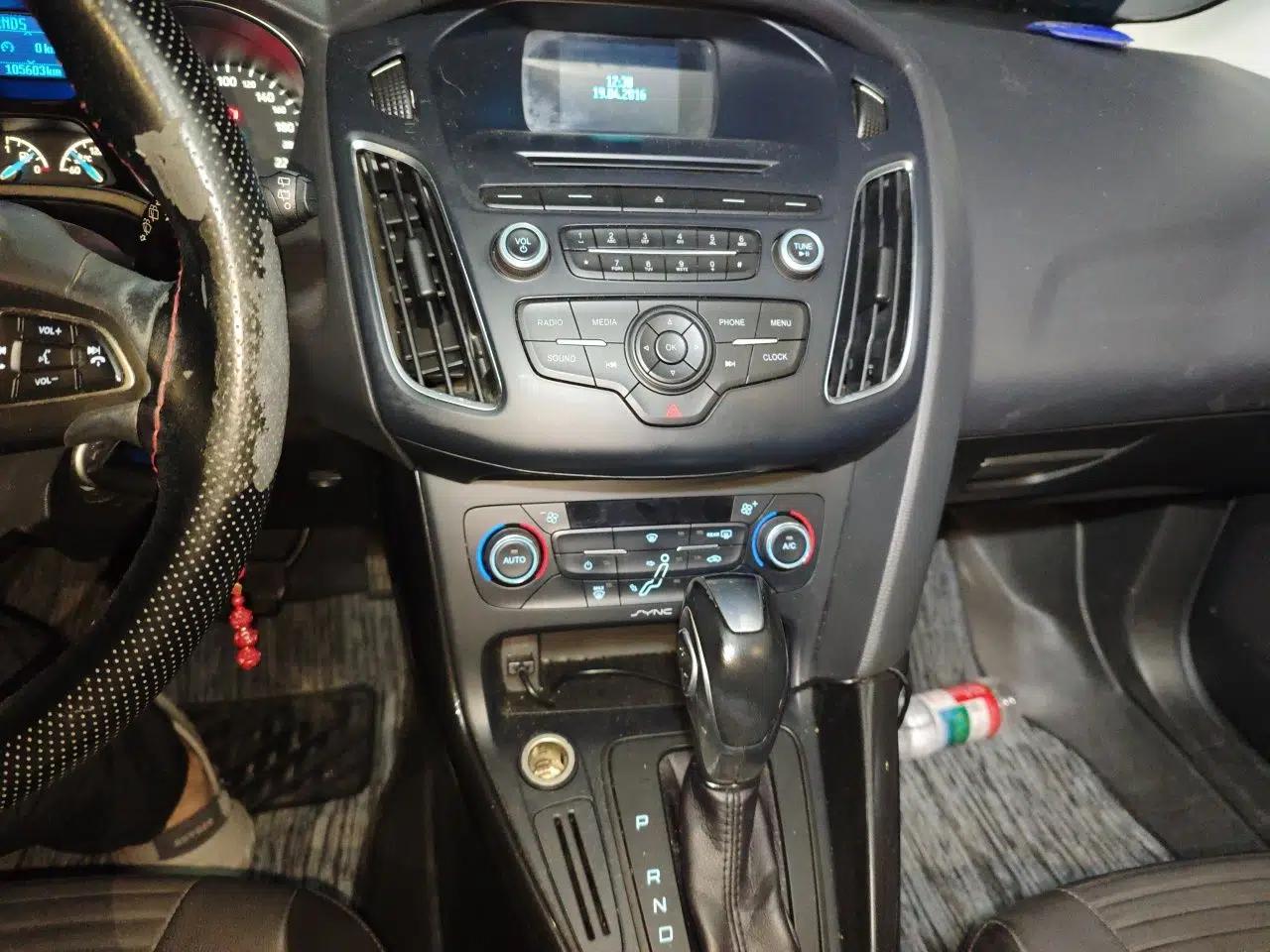 Ford Focus 2015 Hatchback 1.6L Automatic Fashion Edition — миниатюра 13