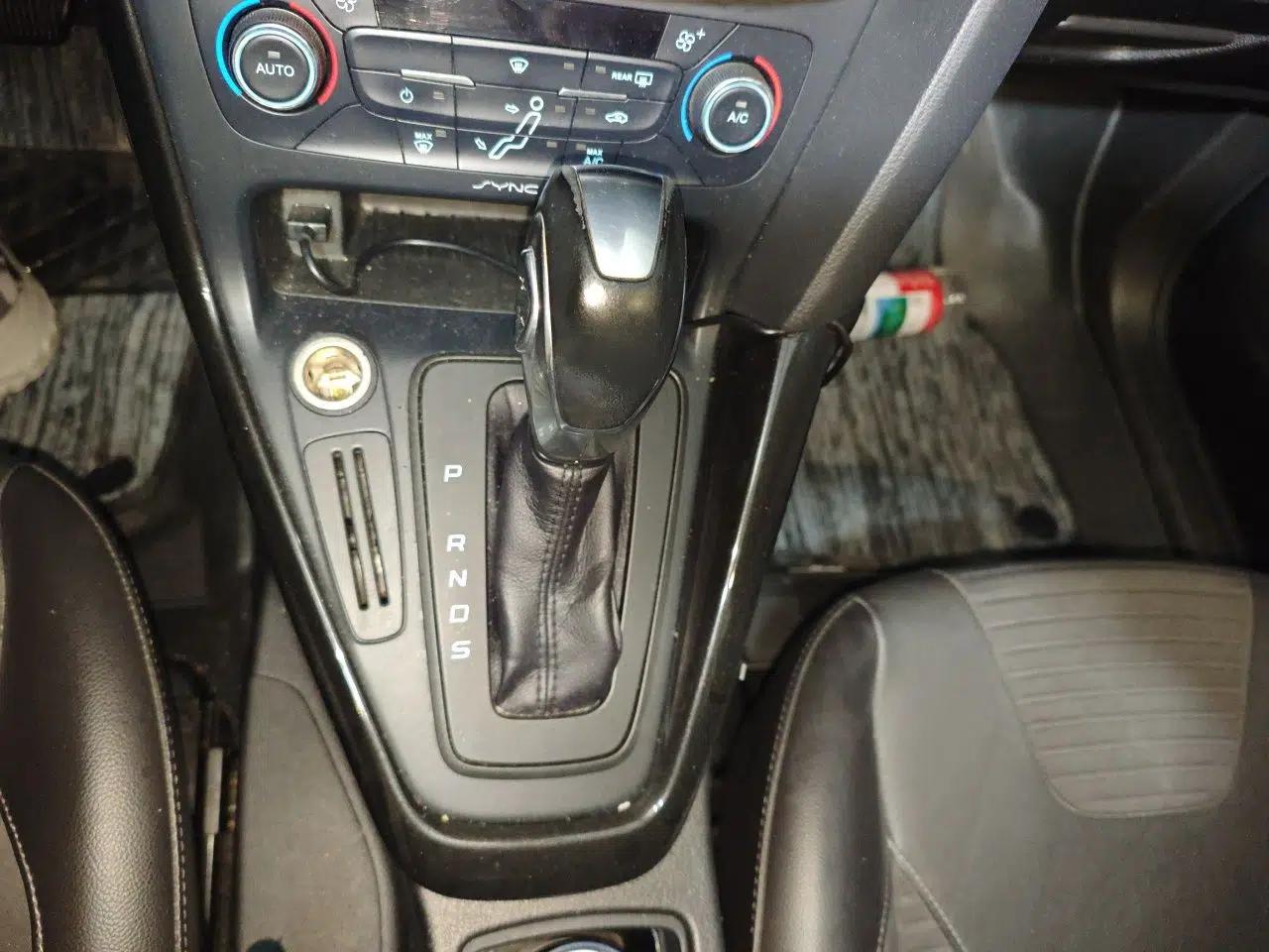 Ford Focus 2015 Hatchback 1.6L Automatic Fashion Edition — миниатюра 14