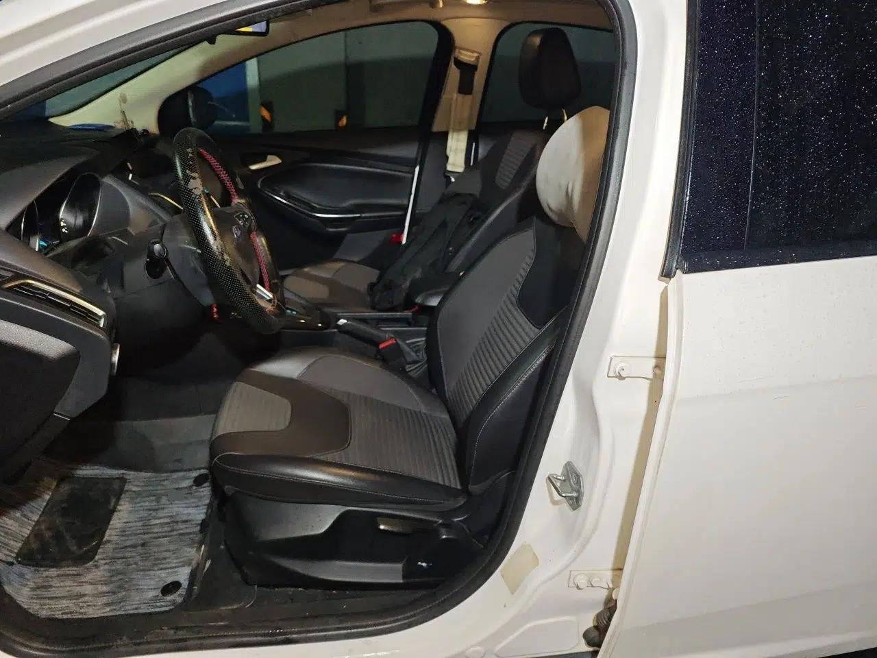 Ford Focus 2015 Hatchback 1.6L Automatic Fashion Edition — миниатюра 15