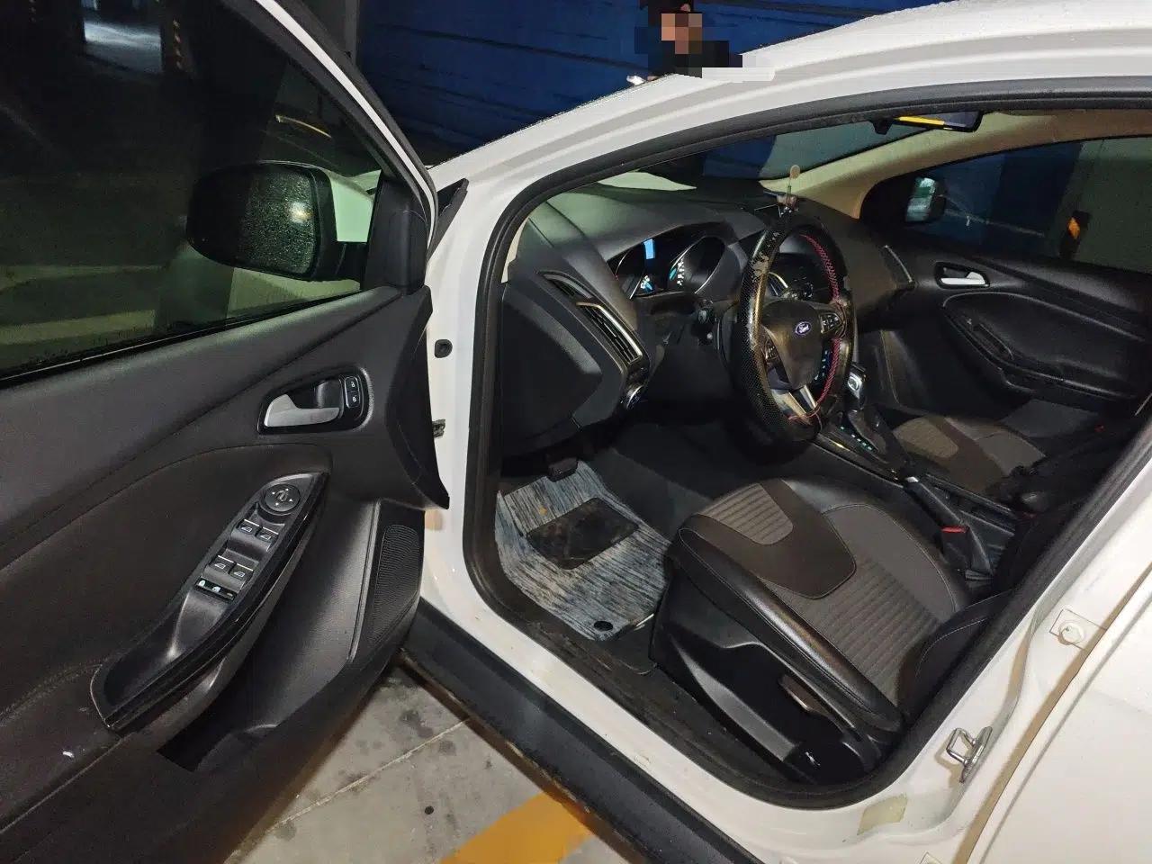 Ford Focus 2015 Hatchback 1.6L Automatic Fashion Edition — миниатюра 16