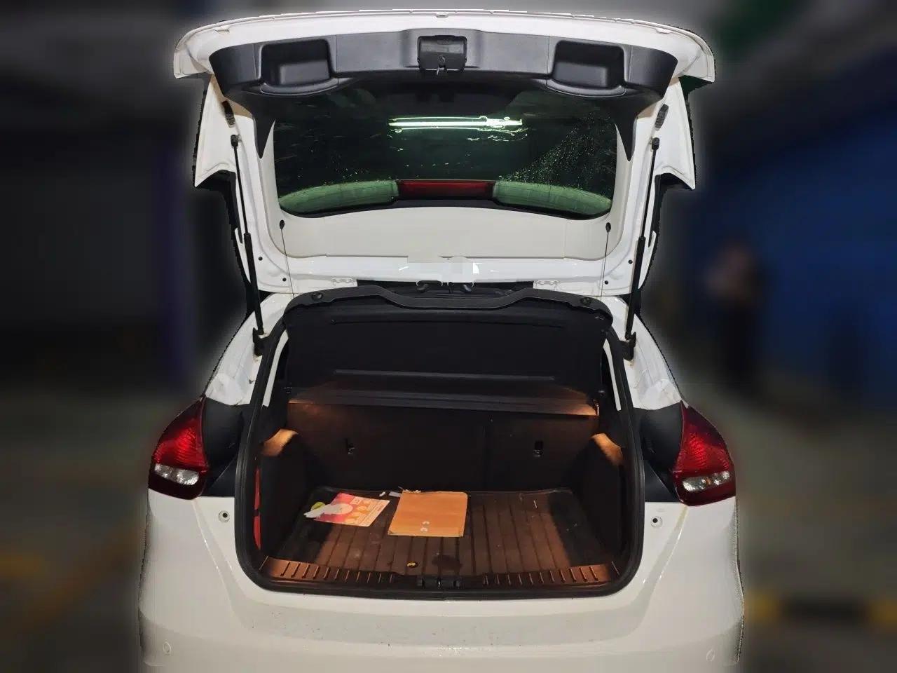 Ford Focus 2015 Hatchback 1.6L Automatic Fashion Edition — миниатюра 19