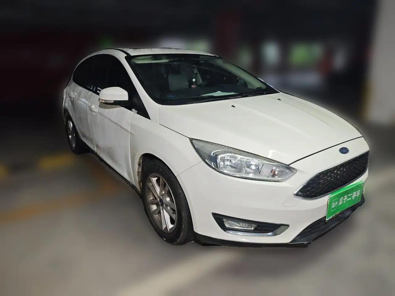 Ford Focus 2015 Hatchback 1.6L Automatic Fashion Edition — миниатюра 3