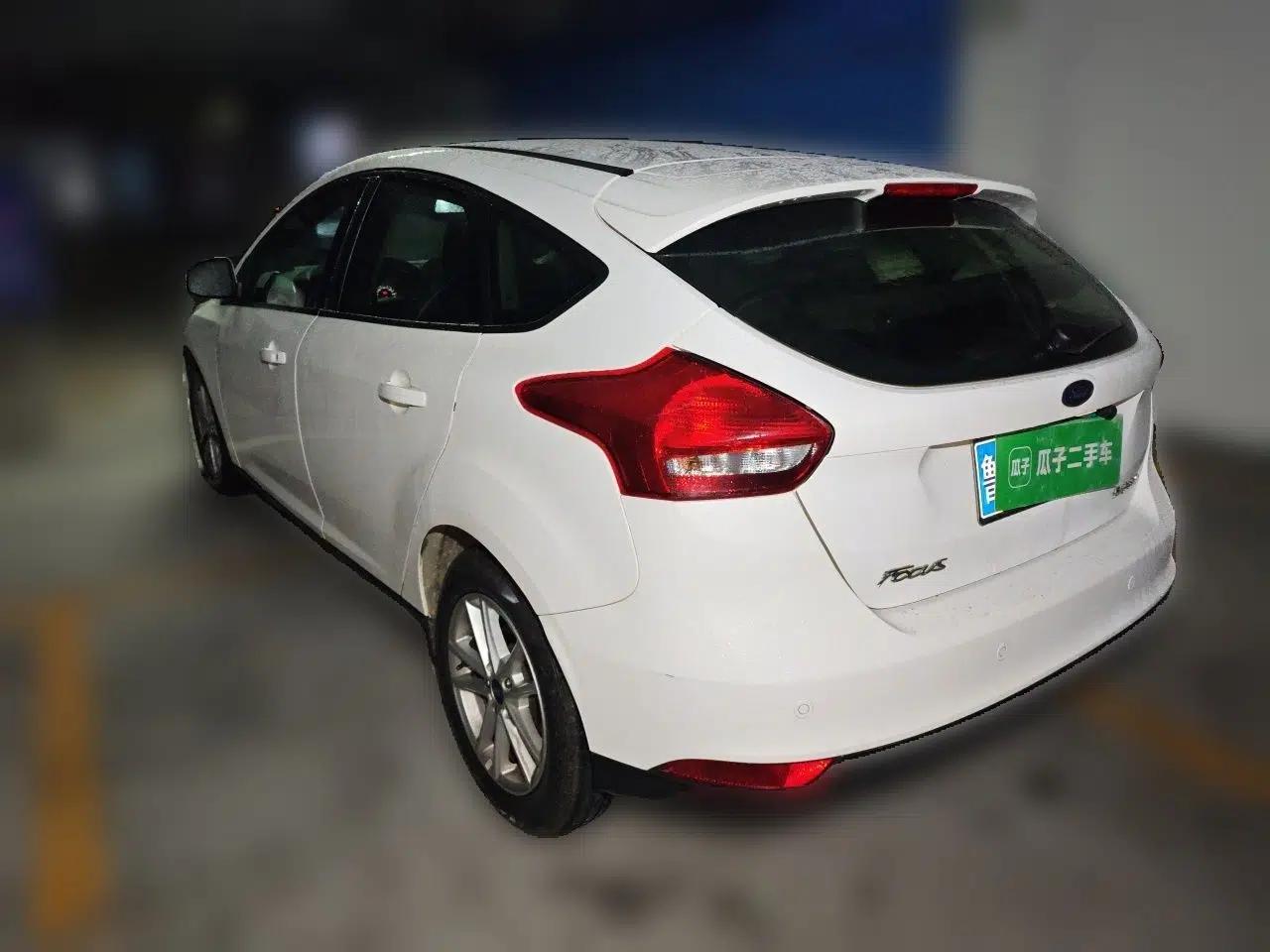 Ford Focus 2015 Hatchback 1.6L Automatic Fashion Edition — миниатюра 4