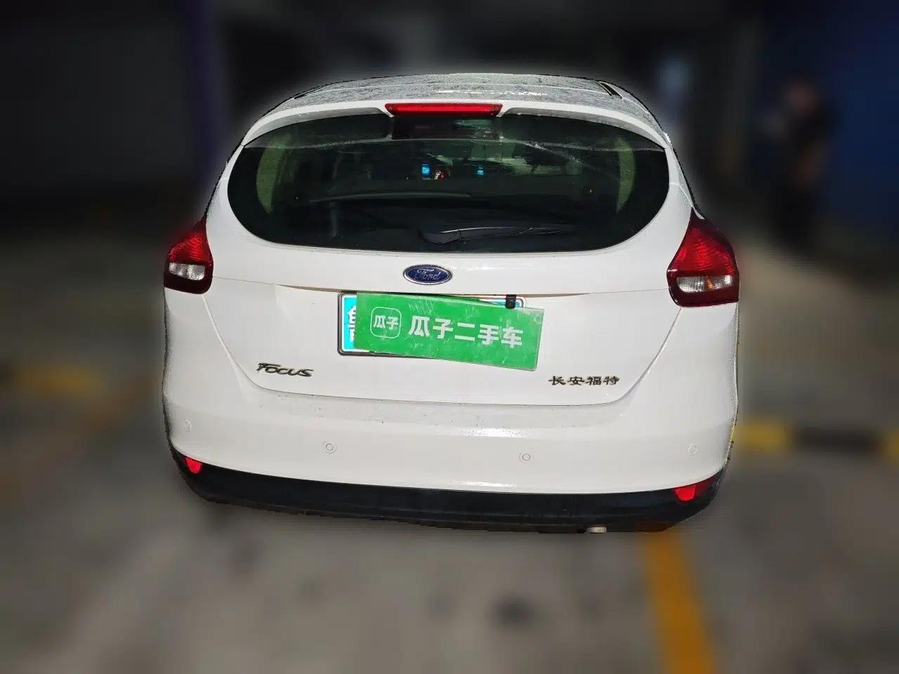 Ford Focus 2015 Hatchback 1.6L Automatic Fashion Edition — миниатюра 5