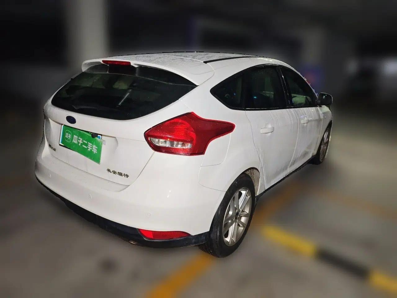 Ford Focus 2015 Hatchback 1.6L Automatic Fashion Edition — миниатюра 6