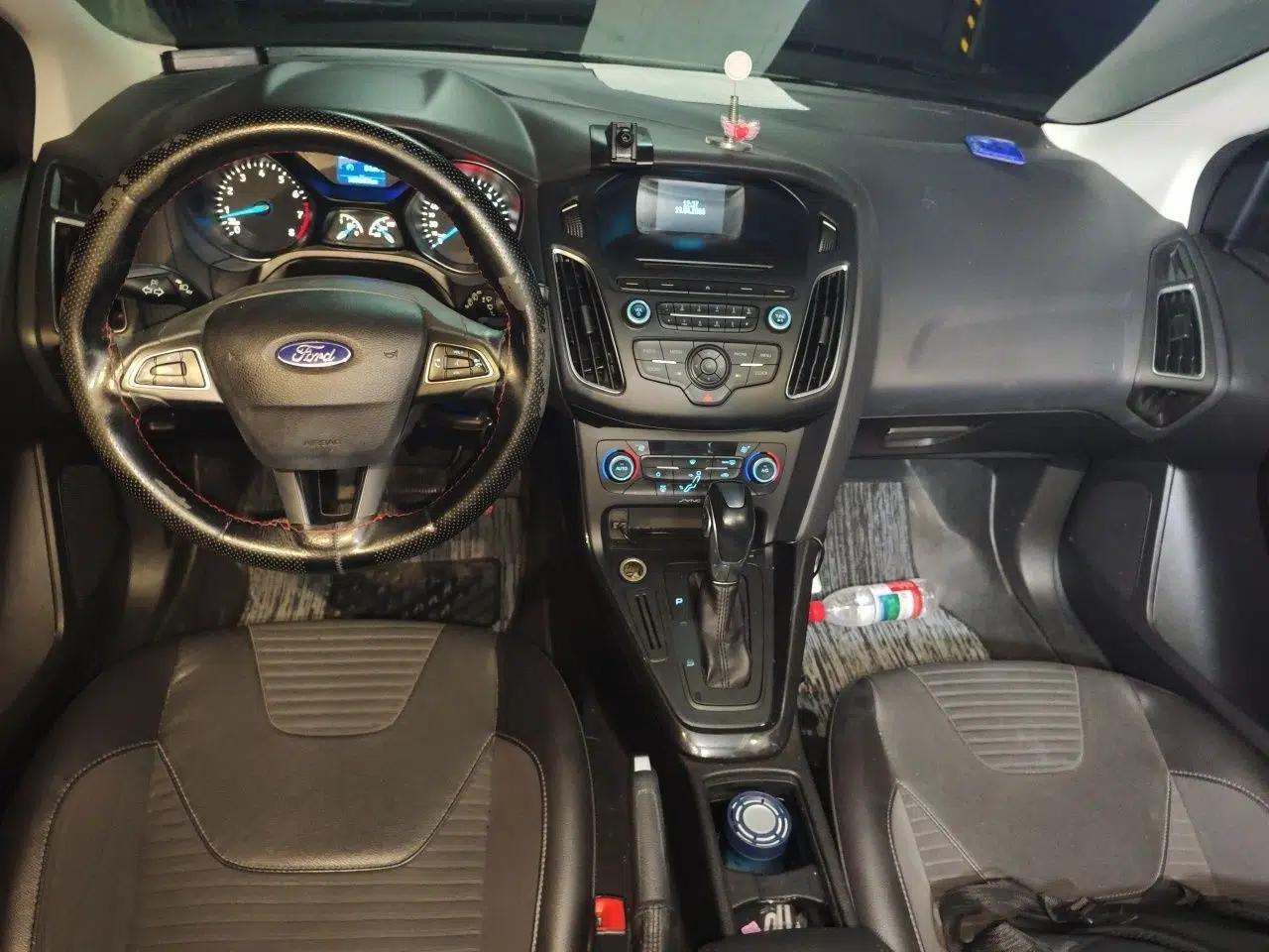 Ford Focus 2015 Hatchback 1.6L Automatic Fashion Edition — миниатюра 9