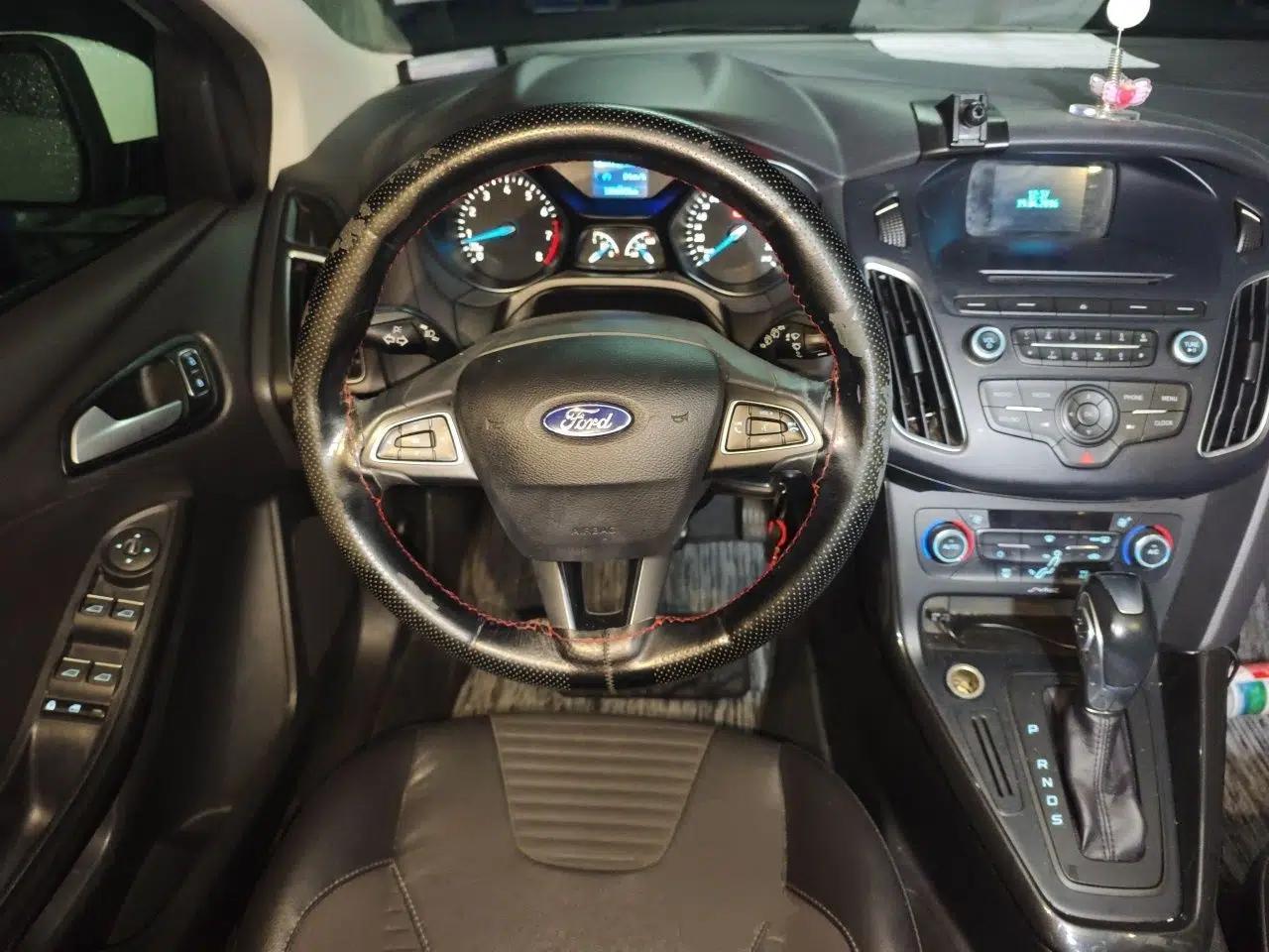 Ford Focus 2015 Hatchback 1.6L Automatic Fashion Edition — миниатюра 10