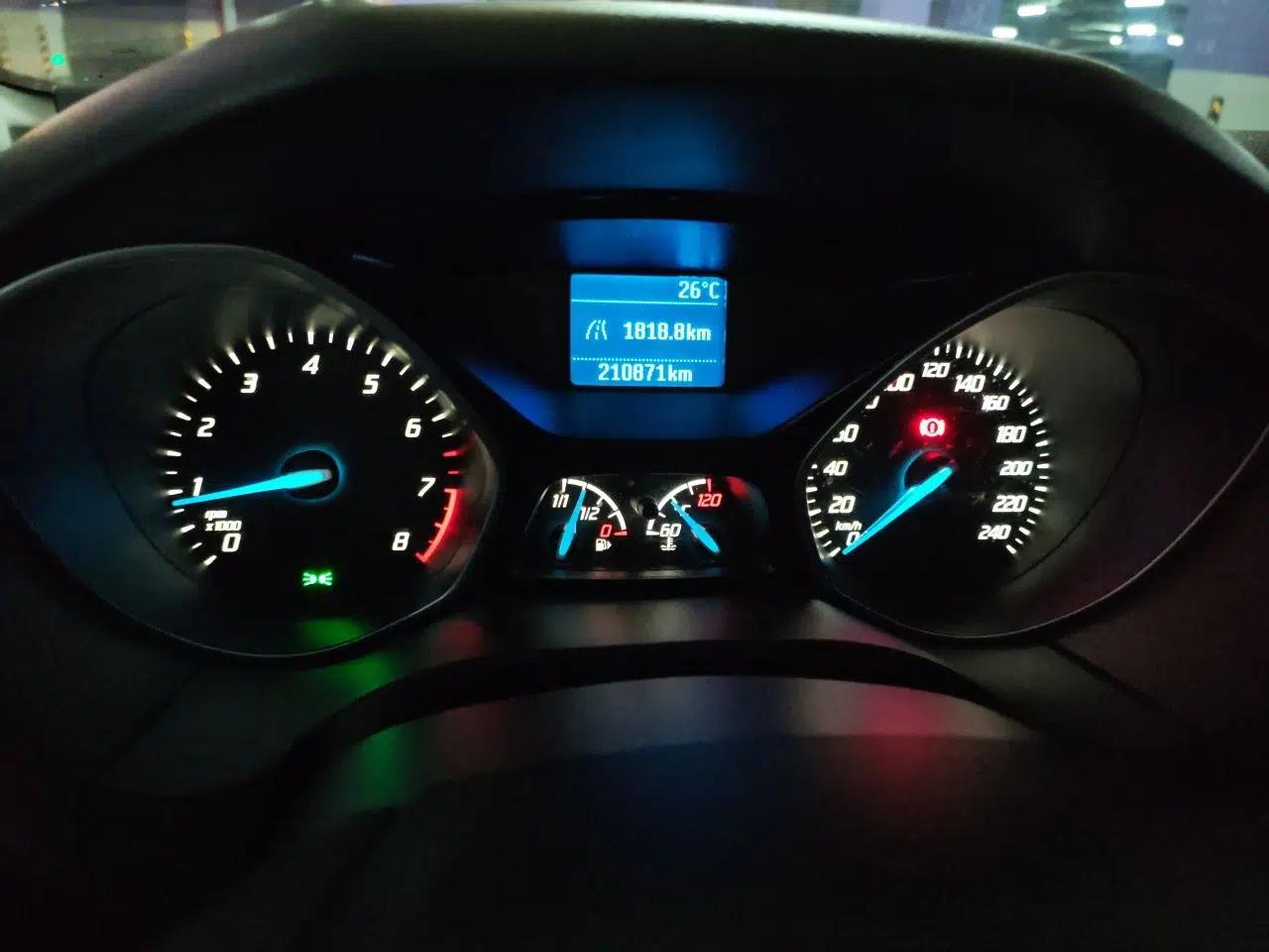 Ford Focus 2012 Hatchback 1.6L Manual Comfort Model — миниатюра 11