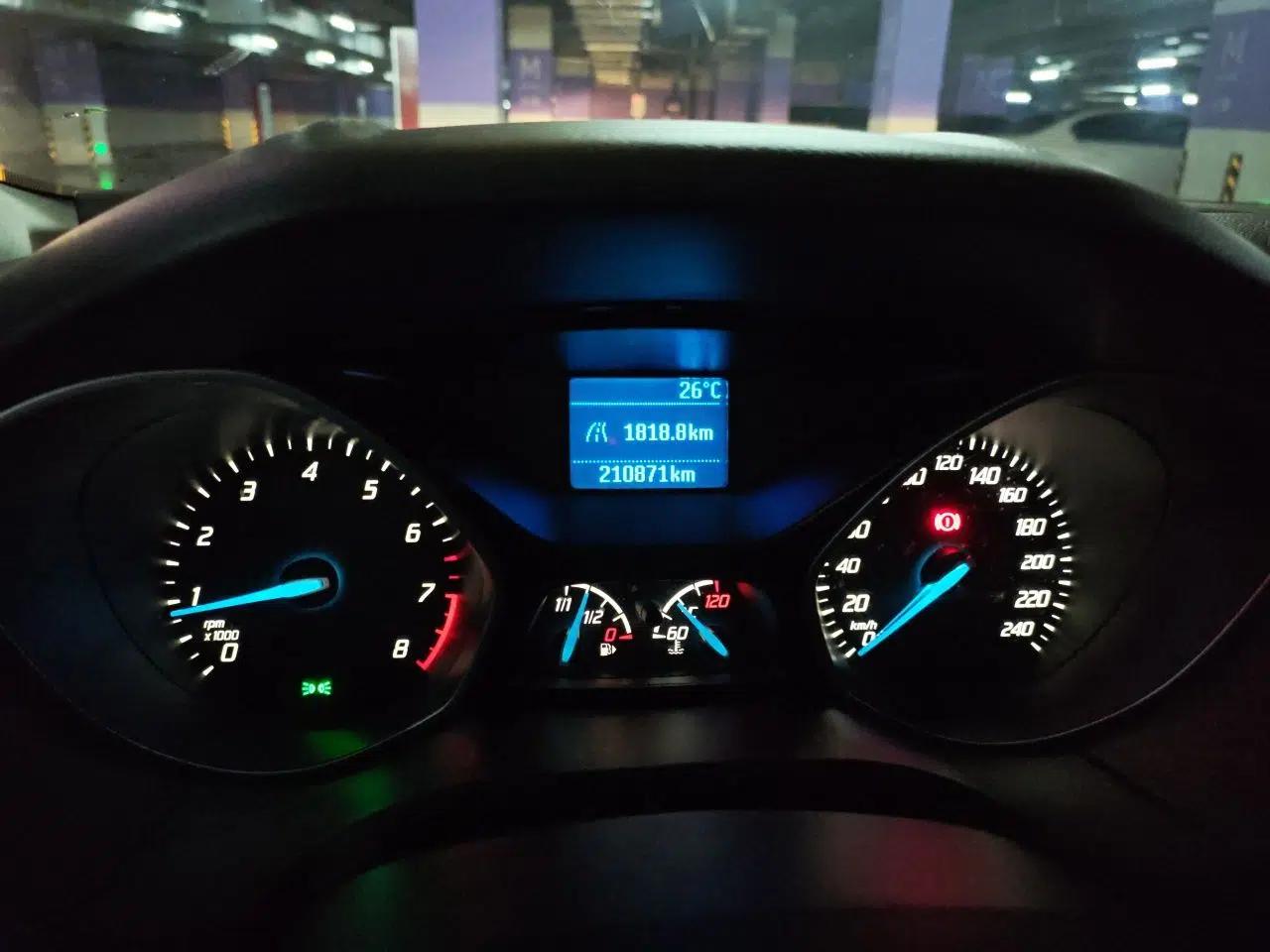 Ford Focus 2012 Hatchback 1.6L Manual Comfort Model — миниатюра 12