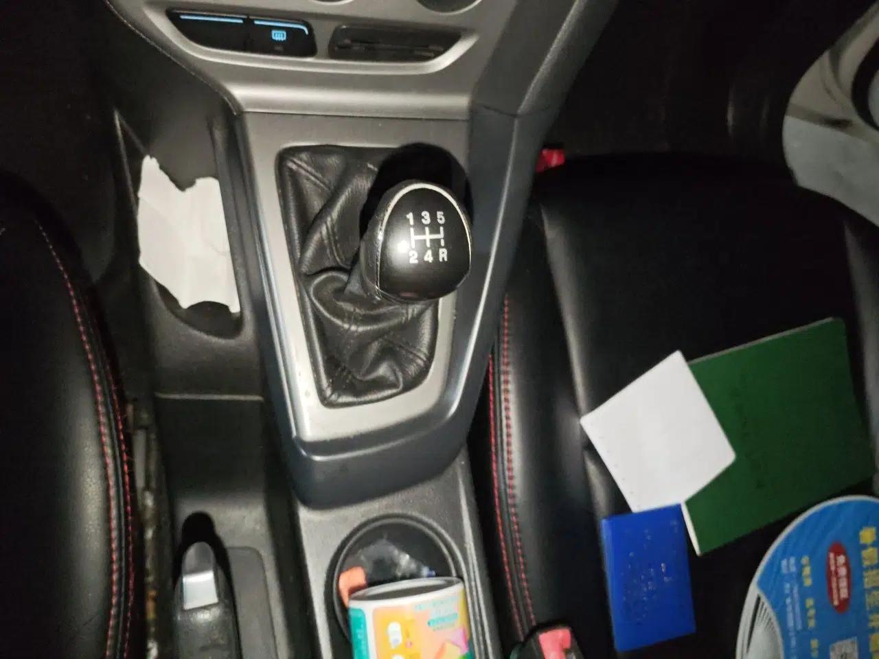 Ford Focus 2012 Hatchback 1.6L Manual Comfort Model — миниатюра 14