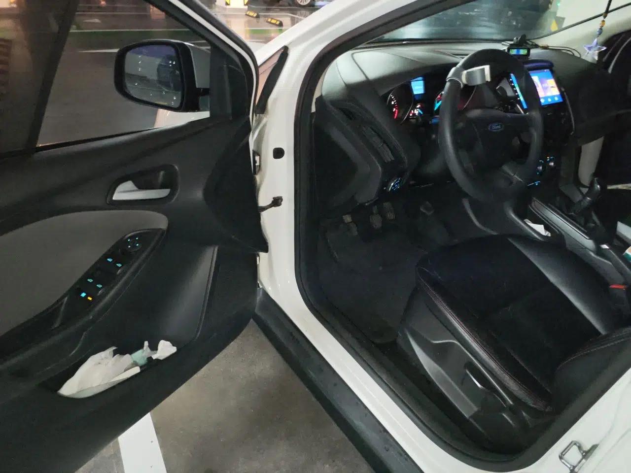 Ford Focus 2012 Hatchback 1.6L Manual Comfort Model — миниатюра 16