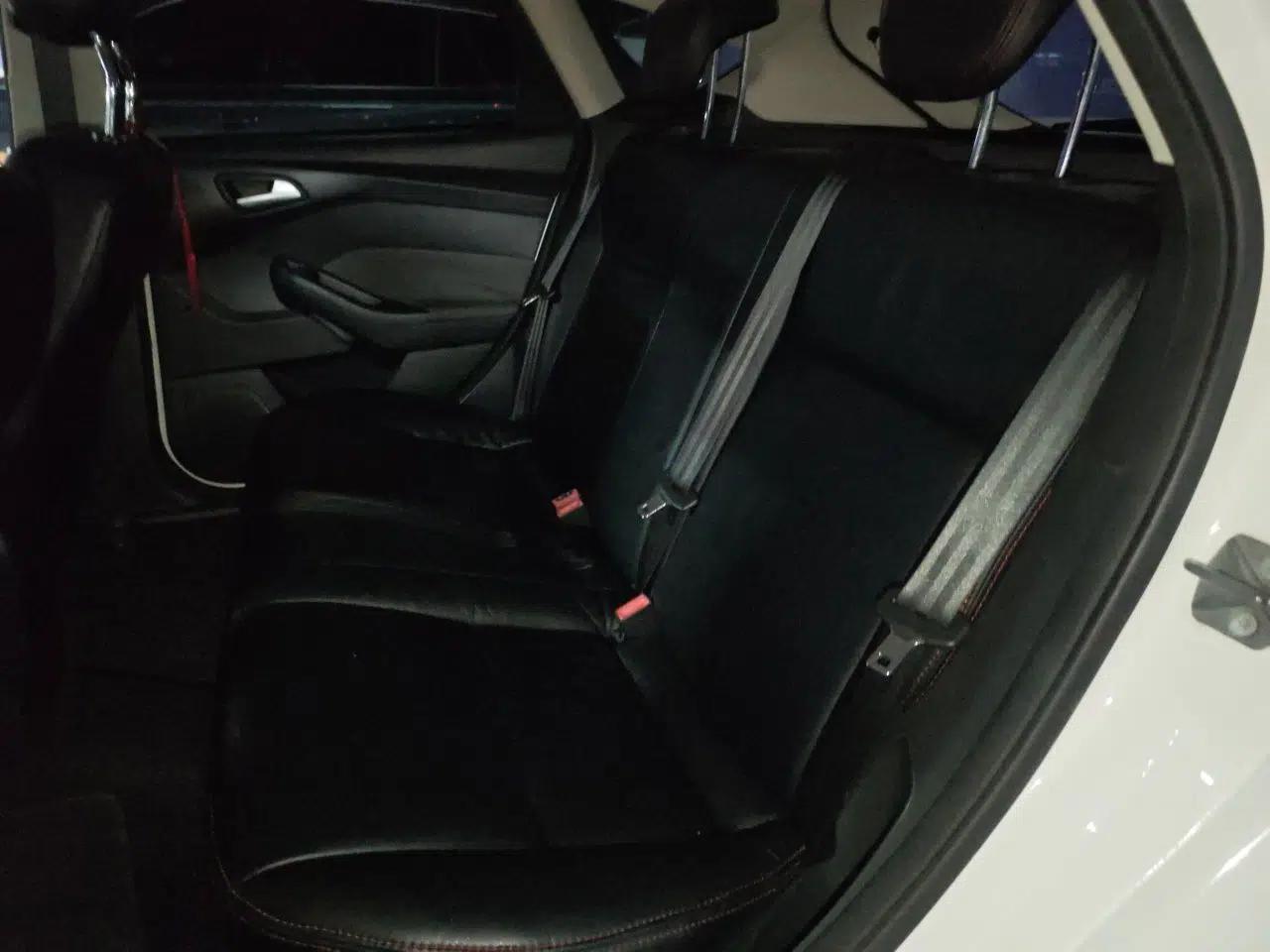 Ford Focus 2012 Hatchback 1.6L Manual Comfort Model — миниатюра 17