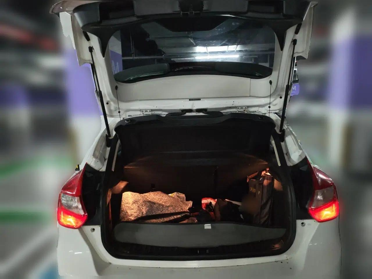 Ford Focus 2012 Hatchback 1.6L Manual Comfort Model — миниатюра 19