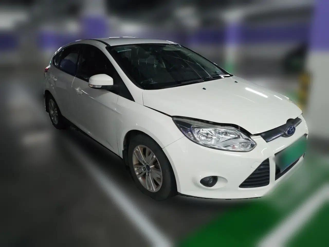 Ford Focus 2012 Hatchback 1.6L Manual Comfort Model — миниатюра 3