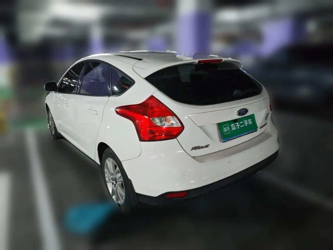 Ford Focus 2012 Hatchback 1.6L Manual Comfort Model — миниатюра 4